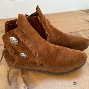 MINNETONKA WOMENS MOCCASINS CLASSIC SUEDE FRINGE TIE HIPPIE BOHO SOUTHWESTERN 8